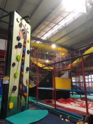 -趣玩空间蹦床乐园(临平旗舰店)