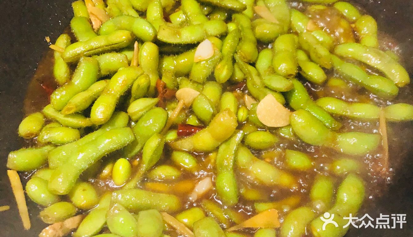 步骤：1.将姜蒜，辣椒下锅爆香，加入毛豆，翻炒