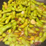 步骤：1.将姜蒜，辣椒下锅爆香，加入毛豆，翻炒