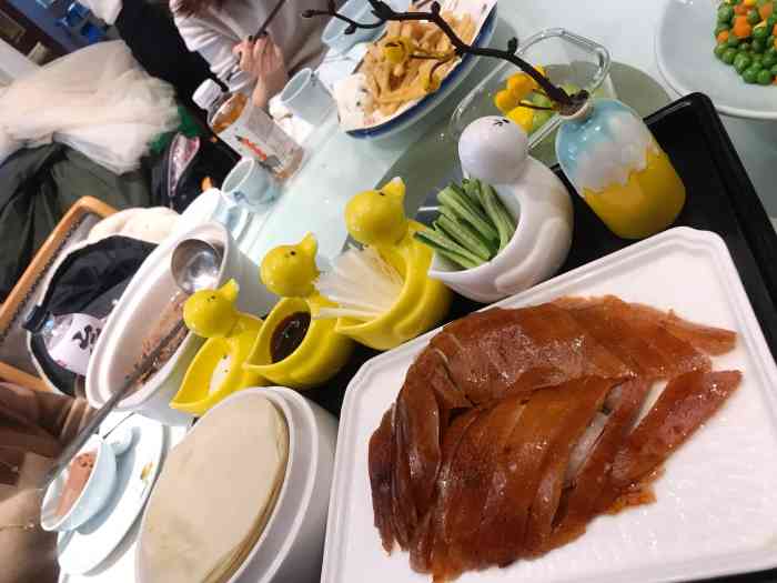 湖锦酒楼烤鸭坊在m要是开车来从电梯一上来就是位子还算好找吧来这里