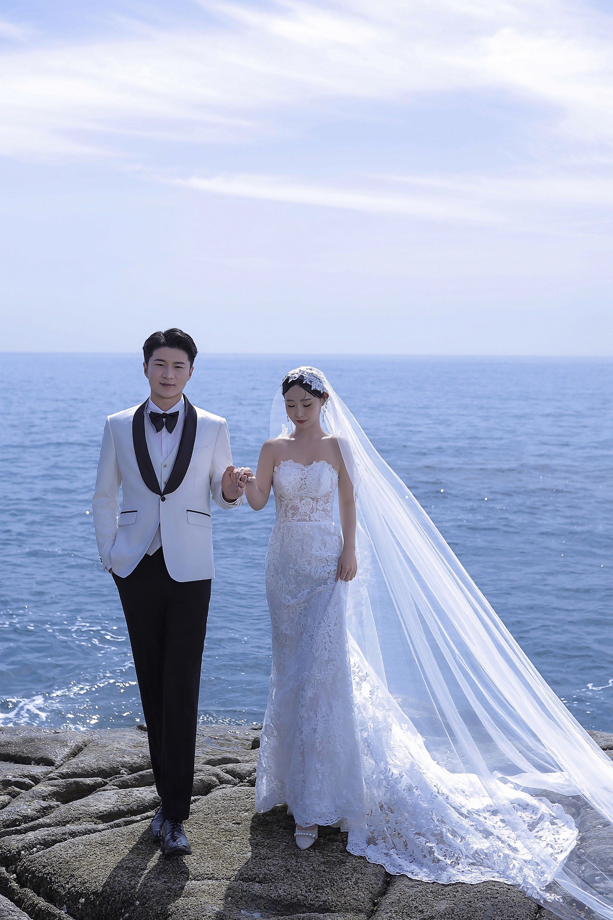 总要去拍一次神仙级别的海边氛围婚纱照