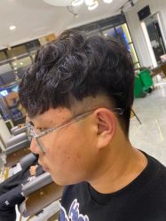 -一東造型烫发染发