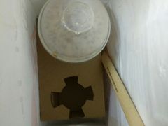 旁边茶饮店打包里面饮品情形-星巴克(佛山南海万科店)