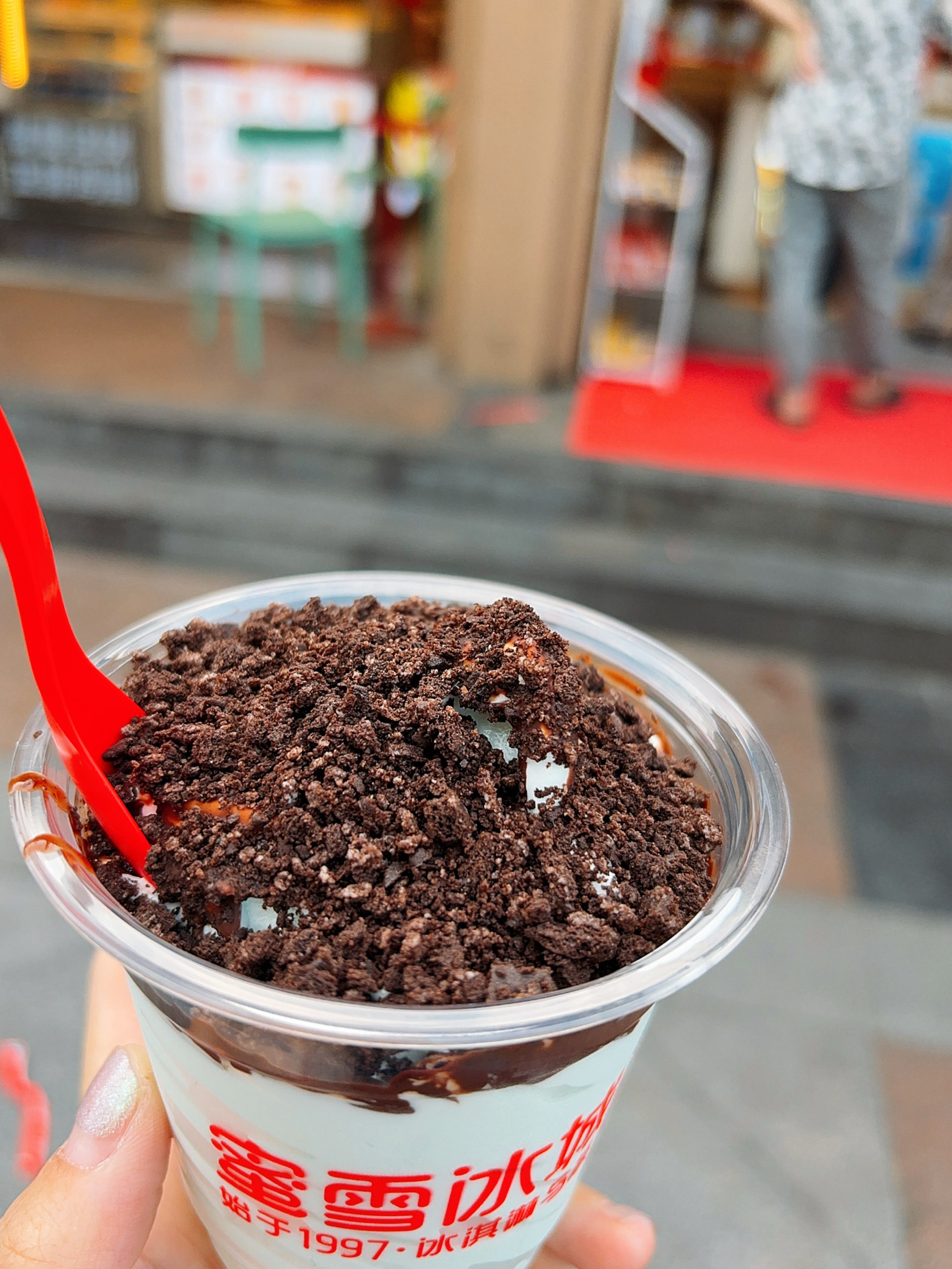 蜜雪冰城新品薄荷脆皮小圣代 完美透心凉来袭啦