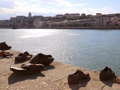 -多瑙河畔鞋履雕塑