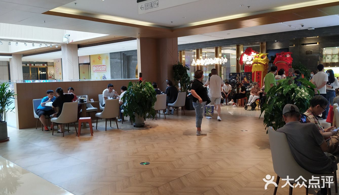 工作人员很早就不让排队等位了。其实在叫号的过程中