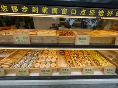 面包甜点陈列柜-四季小馆·地道北京小吃(广百店)