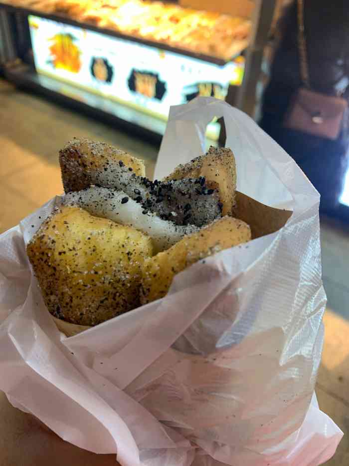 抄纸巷油条包麻糍-"好像突然就火起来的一种小吃,之前一直看别.