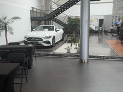 -成都中升之星奔驰4S店