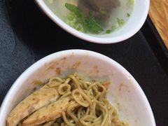 -松树干拌面店