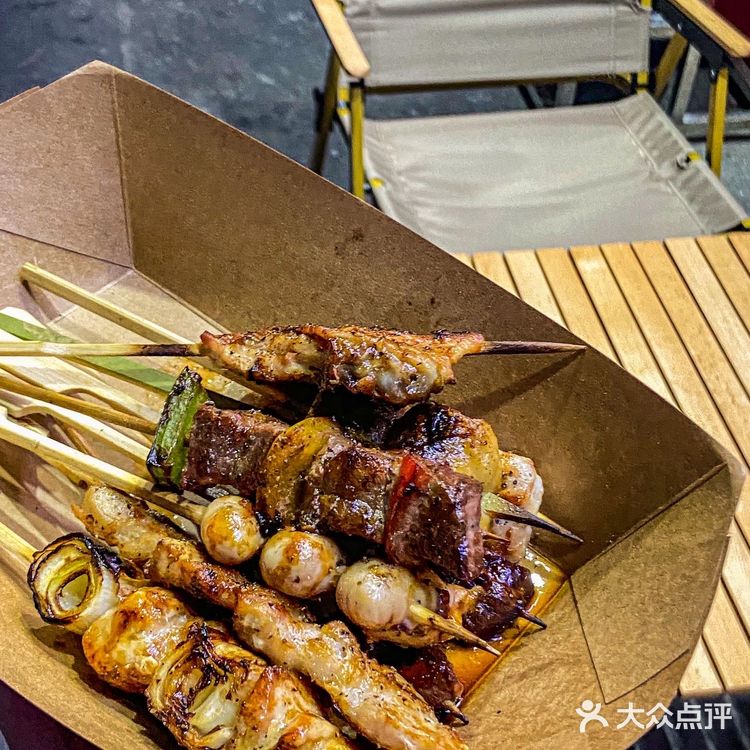 羡慕暨大的学生[流泪]学校后门的地摊烧鸟便宜又好吃！