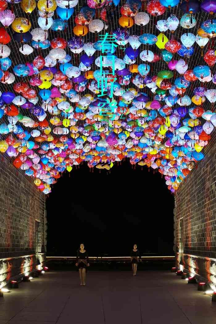 龙力巴国城-"巴国城里边的古建筑风格,有一个大的广场,.