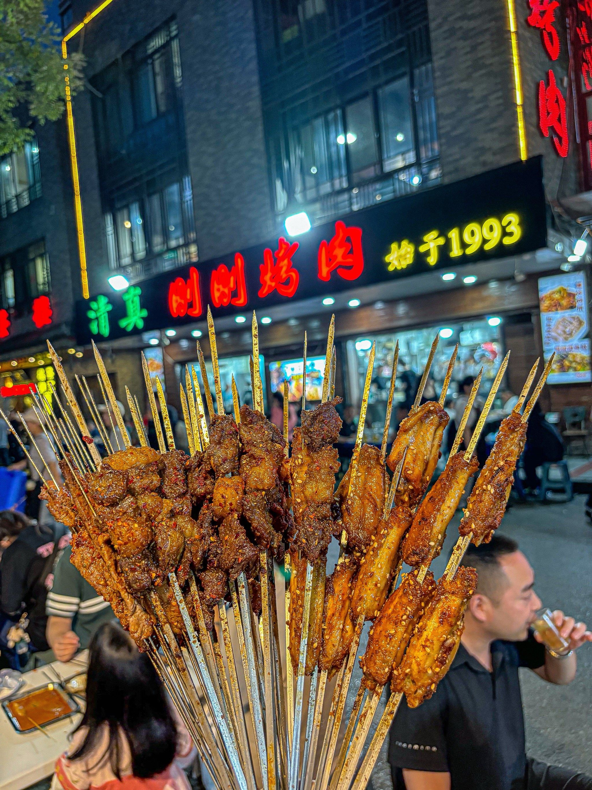 陕历博的三十年老店,扑面而来的是浓郁的烤肉香气,拿在手里的是串串