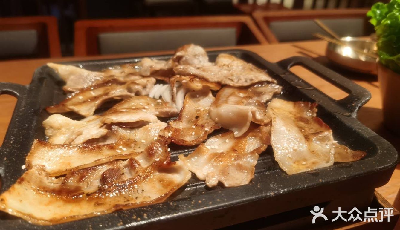 上面撒的粉很香。「铁板章鱼肥牛」铁板章鱼肥牛撒上芝士
