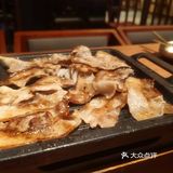 上面撒的粉很香。「铁板章鱼肥牛」铁板章鱼肥牛撒上芝士