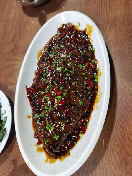 0 怪味鱼是他家做的最棒的一道菜,整条沟都做不出他家的味道.