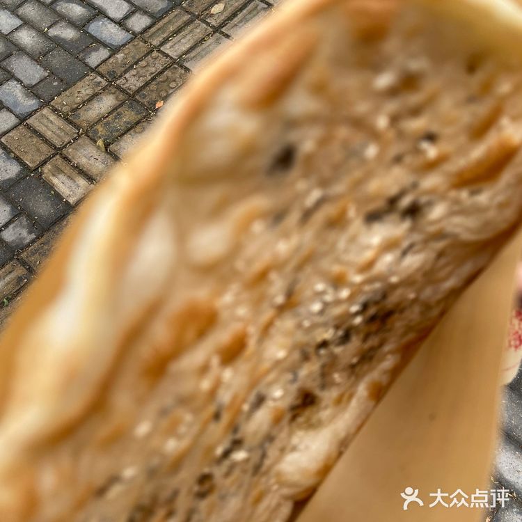 疫情防控就近吃烧饼。