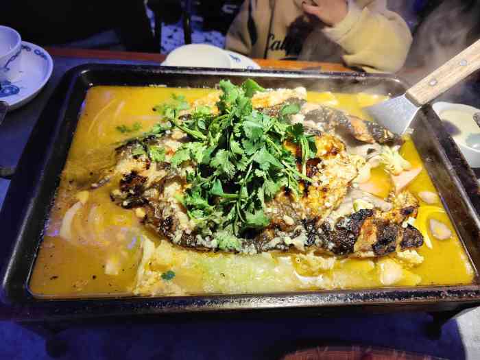 金牌炉鱼(万达店)-"六个人 点了两条鱼 没点其他的 里面加了.