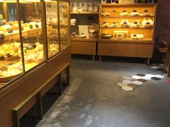面包甜点陈列柜-啊噗吐呦现场烘焙(麦凯乐店)