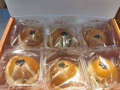 莲蓉蛋黄酥-鲍师傅糕点(江苏路店)