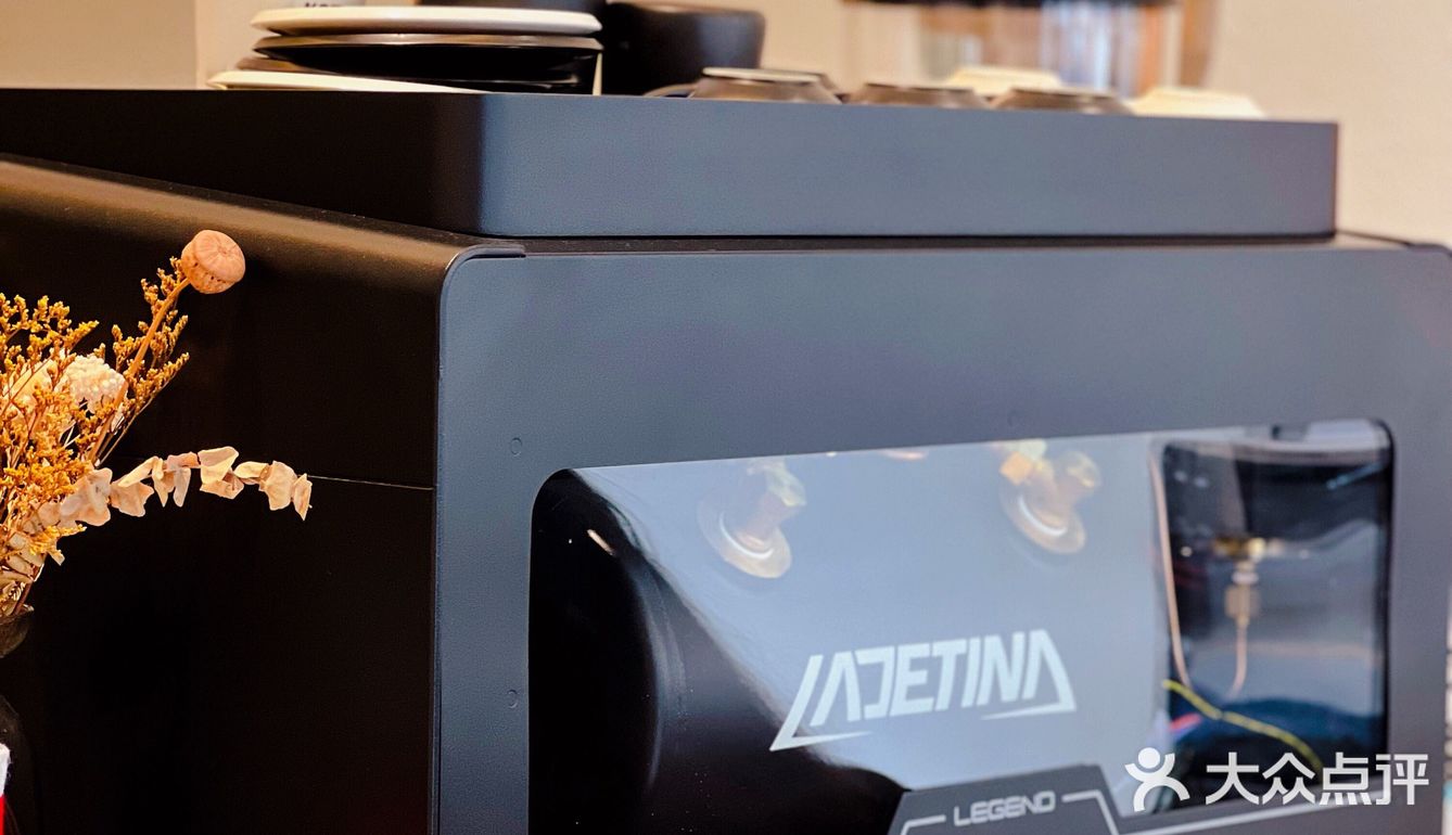 ‼️门前坐满了人晒太阳喝咖啡丨街边的咖啡店