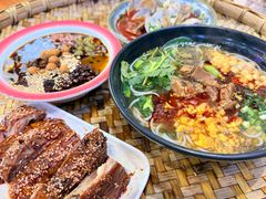 -爆炸头阿姨小四川正宗川味小吃(无任何分店)