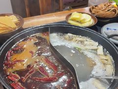 菌菇鸳鸯锅-重庆故事姊妹老火锅(财经学院店)