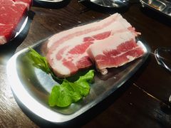 厚切猪肉-·缸桶屋·韩式牛肋条自助烤肉(西湖D11店)