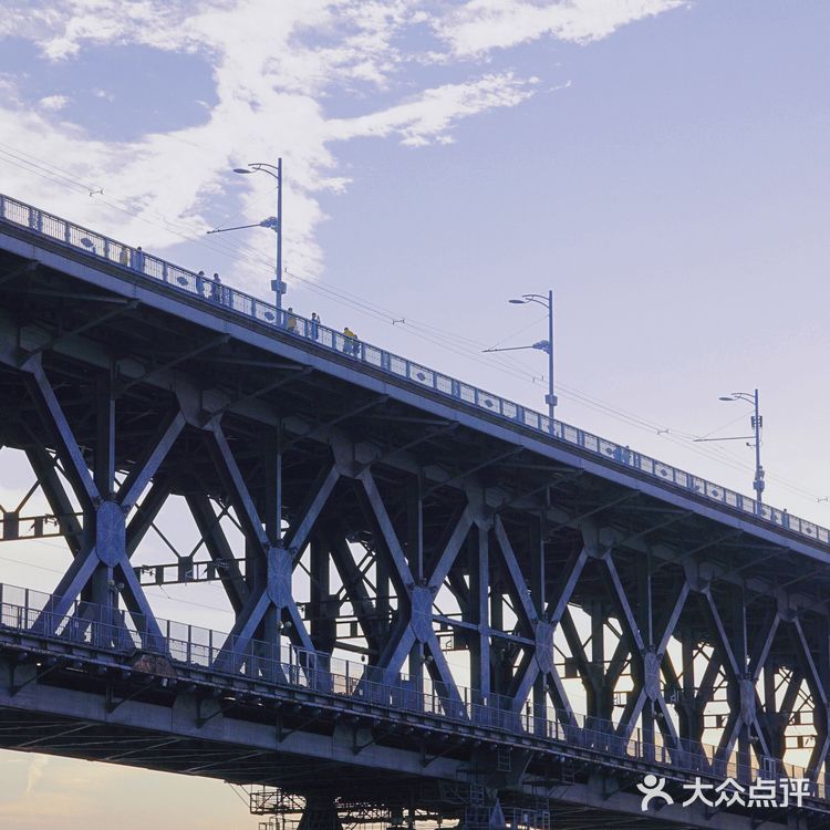 长江大桥上，夏天的风，正暖暖吹过