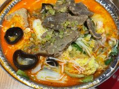 牛肉凯里酸辣金汤鲜蔬锅-喜家德虾仁水饺(百盛优客店)