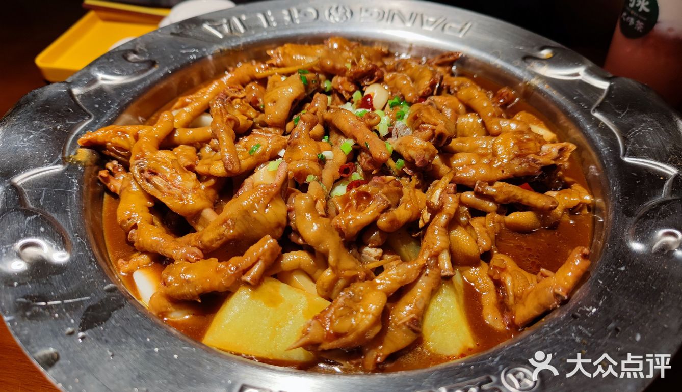 满满一碗。两个人吃得很饱，还剩了一些