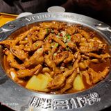满满一碗。两个人吃得很饱，还剩了一些