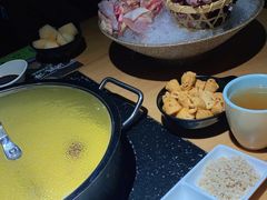 -洪氏嗨捞·广东猪肚鸡·椰子鸡火锅(西咸万象城店)