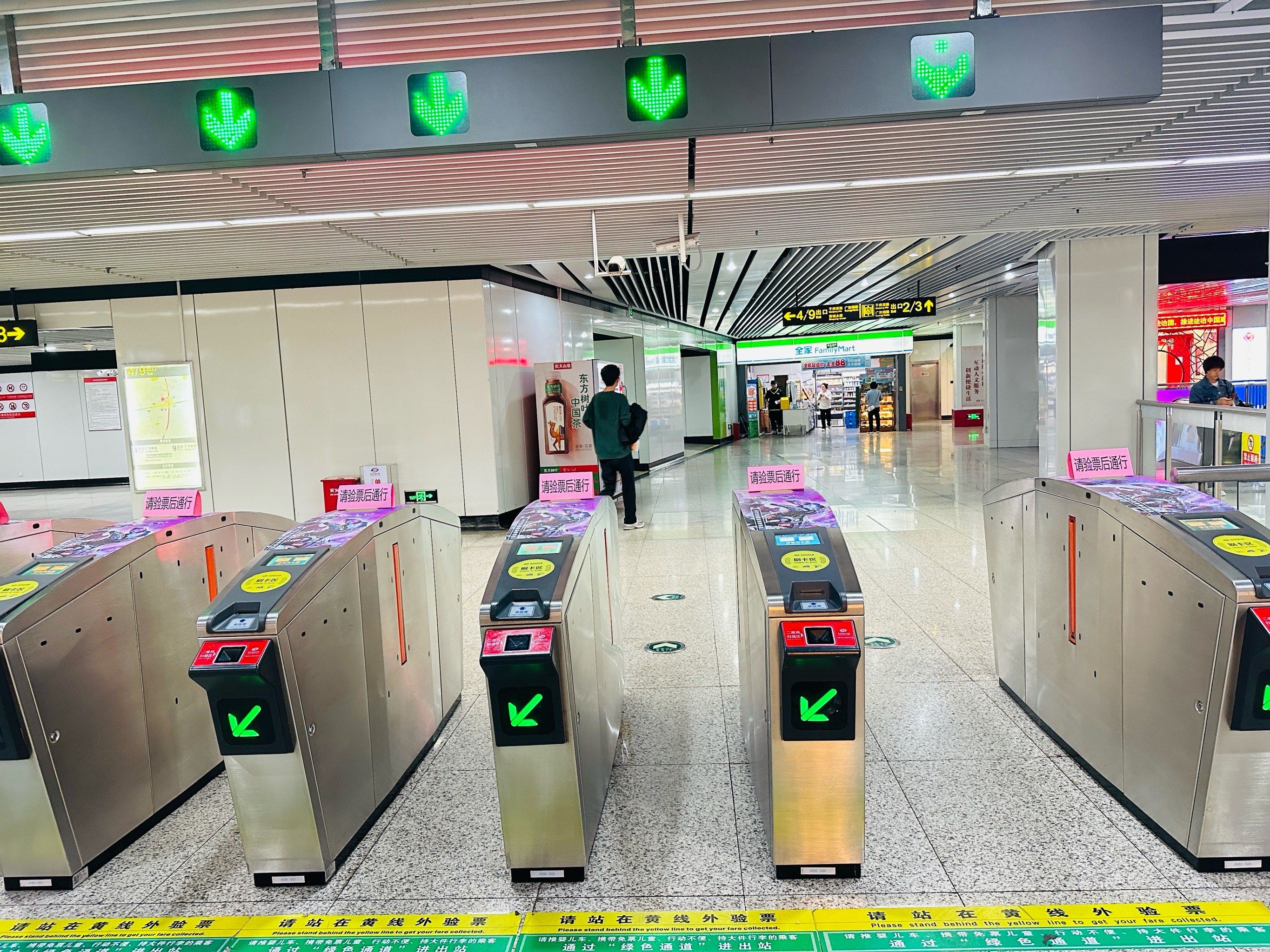 地铁站也有时尚风