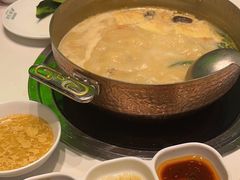 -洪氏嗨捞·广东猪肚鸡·椰子鸡火锅(西咸万象城店)