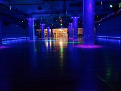 -奔马滚轴溜冰场