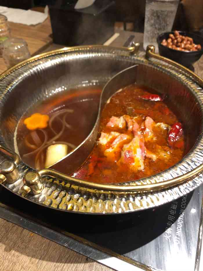 火炉火自助餐(荟聚店)-"排队的人很多,以为会等很久,但是里面位置.