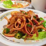帮忙烤肉的店员也太漂亮了吧💓