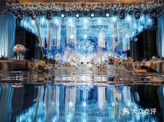 考虑中间仪式区做的大型吊顶效果