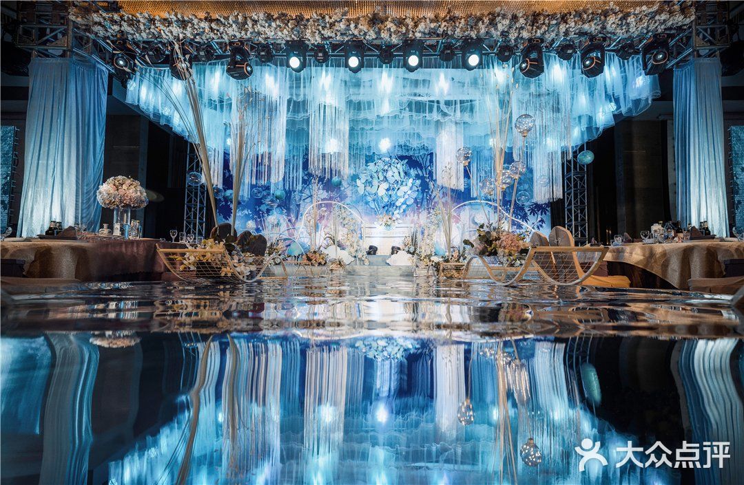 考虑中间仪式区做的大型吊顶效果