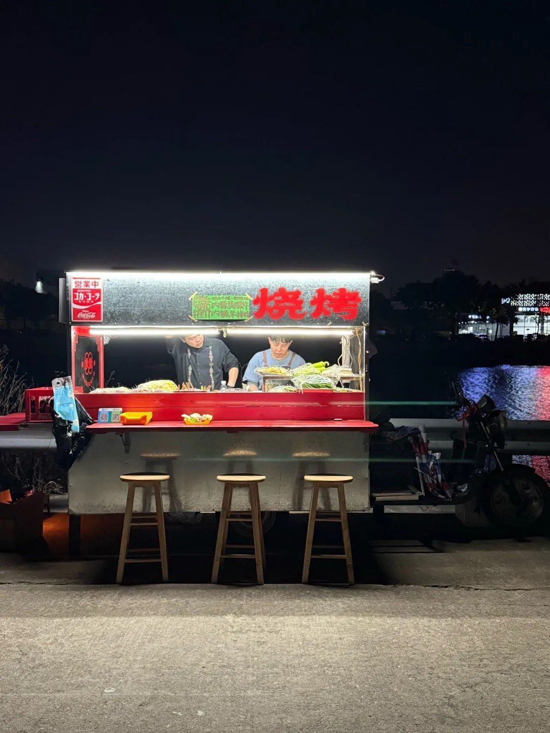 终于逮到这个移动烧烤摊咯