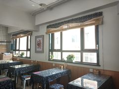 靠窗位-八两八金·莱芜特色炒鸡(市南漳浦路店)