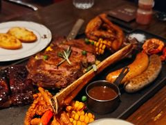 长柄战斧牛排海陆拼盘-1886德国汽车餐厅(外滩中央店)
