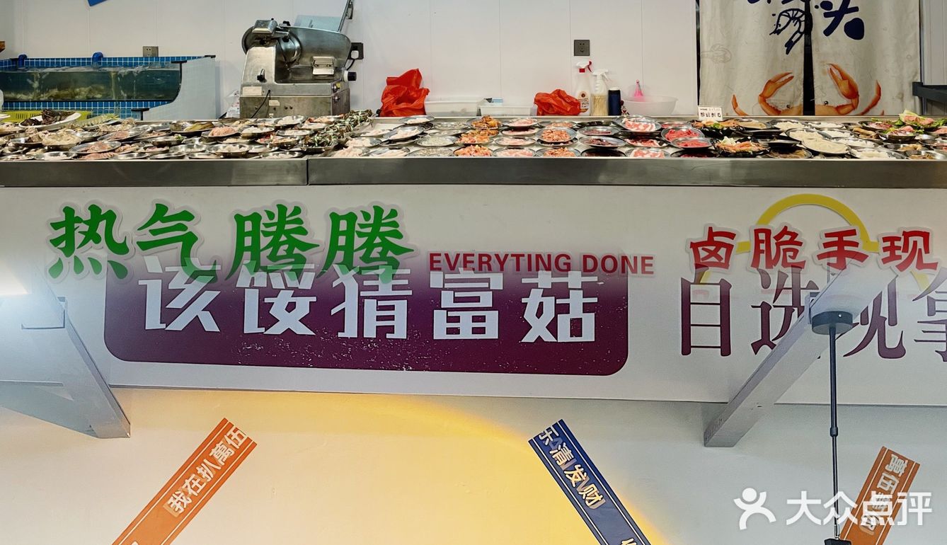 在海鲜集市里直接烫火锅，也太好吃了吧