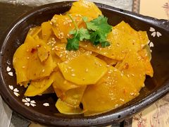 拌香辣土豆片-破瓦寒窑·地摊烤羊排