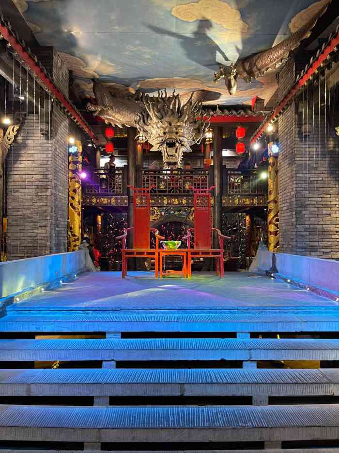 小龙坎火锅在成都春熙路的生意每次去都是长长的对这个也是他们一个