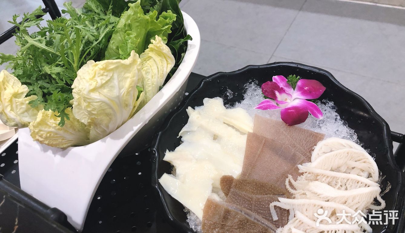 很好吃 鱼火锅上来了 鱼片薄如蝉翼