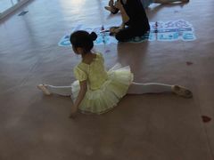 辛辛老师在鼓励宝贝练功-Isee灰姑娘国际儿童艺术中心(BHGMall店)