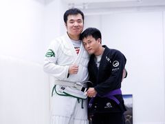 -菠萝格斗巴西柔术训练馆