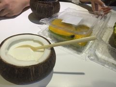 -志龙皇冠吃货椰子铺